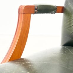 Chesterfield stiliaus riešutmedžio krėslas su oda 55x55x83 cm, 47 cm