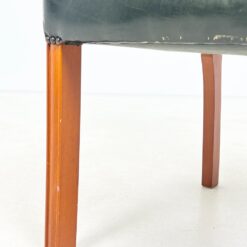 Chesterfield stiliaus riešutmedžio krėslas su oda 55x55x83 cm, 47 cm