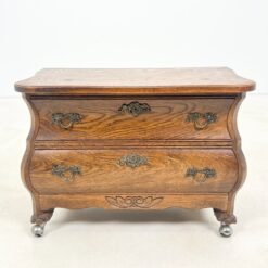 Ąžuolinė dviejų stalčių komodėlė ant ratukų 40x65x48 cm