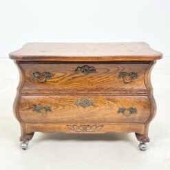 Ąžuolinė dviejų stalčių komodėlė ant ratukų 40x65x48 cm