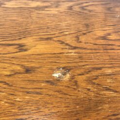 Ąžuolinė dviejų stalčių komodėlė ant ratukų 40x65x48 cm