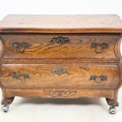 Ąžuolinė dviejų stalčių komodėlė ant ratukų 40x65x48 cm