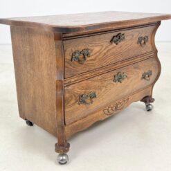 Ąžuolinė dviejų stalčių komodėlė ant ratukų 40x65x48 cm