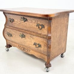 Ąžuolinė dviejų stalčių komodėlė ant ratukų 40x65x48 cm