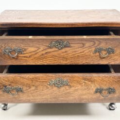 Ąžuolinė dviejų stalčių komodėlė ant ratukų 40x65x48 cm