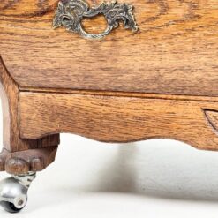 Ąžuolinė dviejų stalčių komodėlė ant ratukų 40x65x48 cm