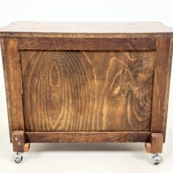 Ąžuolinė dviejų stalčių komodėlė ant ratukų 40x65x48 cm