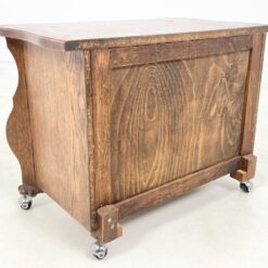 Ąžuolinė dviejų stalčių komodėlė ant ratukų 40x65x48 cm