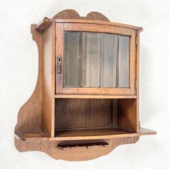 Pakabinama ąžuolinė spintelė su stiklu, lentynėle ir kabykla taurėms 23x61,5x70 cm