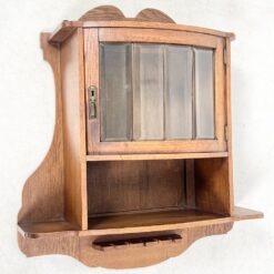 Pakabinama ąžuolinė spintelė su stiklu, lentynėle ir kabykla taurėms 23×61,5×70 cm