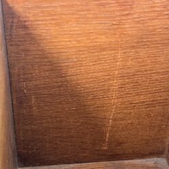 Pakabinama ąžuolinė spintelė su stiklu, lentynėle ir kabykla taurėms 23×61,5×70 cm