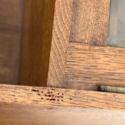 Pakabinama ąžuolinė spintelė su stiklu, lentynėle ir kabykla taurėms 23×61,5×70 cm