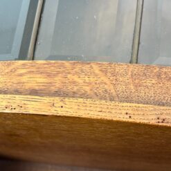 Pakabinama ąžuolinė spintelė su stiklu, lentynėle ir kabykla taurėms 23×61,5×70 cm