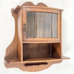 Pakabinama ąžuolinė spintelė su stiklu, lentynėle ir kabykla taurėms 23×61,5×70 cm