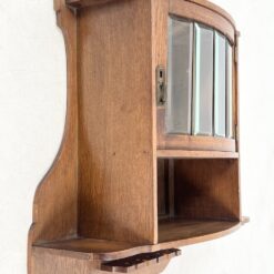 Pakabinama ąžuolinė spintelė su stiklu, lentynėle ir kabykla taurėms 23×61,5×70 cm