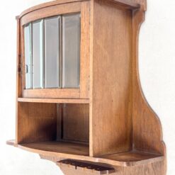 Pakabinama ąžuolinė spintelė su stiklu, lentynėle ir kabykla taurėms 23×61,5×70 cm