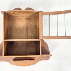 Pakabinama ąžuolinė spintelė su stiklu, lentynėle ir kabykla taurėms 23×61,5×70 cm