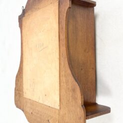 Pakabinama ąžuolinė spintelė su stiklu, lentynėle ir kabykla taurėms 23×61,5×70 cm