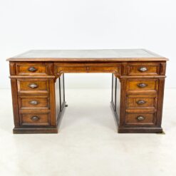 Angliško stiliaus raudonmedžio rašomasis stalas odiniu stalviršiumi 94,5x154,5x77 cm