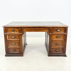 Angliško stiliaus raudonmedžio rašomasis stalas odiniu stalviršiumi 94,5×154,5×77 cm