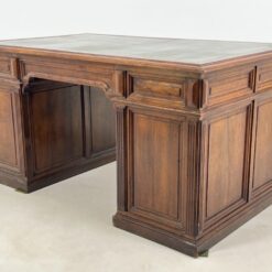 Angliško stiliaus raudonmedžio rašomasis stalas odiniu stalviršiumi 94,5×154,5×77 cm