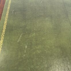 Angliško stiliaus raudonmedžio rašomasis stalas odiniu stalviršiumi 94,5×154,5×77 cm