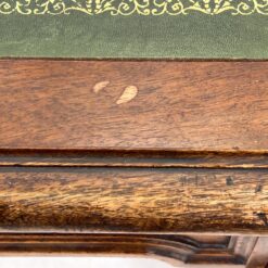 Angliško stiliaus raudonmedžio rašomasis stalas odiniu stalviršiumi 94,5×154,5×77 cm