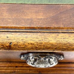 Angliško stiliaus raudonmedžio rašomasis stalas odiniu stalviršiumi 94,5×154,5×77 cm