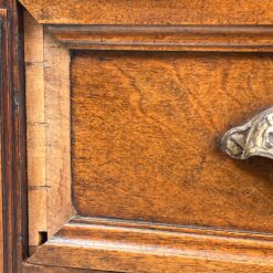 Angliško stiliaus raudonmedžio rašomasis stalas odiniu stalviršiumi 94,5×154,5×77 cm