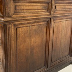 Angliško stiliaus raudonmedžio rašomasis stalas odiniu stalviršiumi 94,5×154,5×77 cm