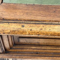 Angliško stiliaus raudonmedžio rašomasis stalas odiniu stalviršiumi 94,5×154,5×77 cm