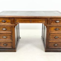 Angliško stiliaus raudonmedžio rašomasis stalas odiniu stalviršiumi 94,5×154,5×77 cm