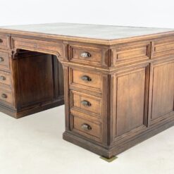 Angliško stiliaus raudonmedžio rašomasis stalas odiniu stalviršiumi 94,5×154,5×77 cm