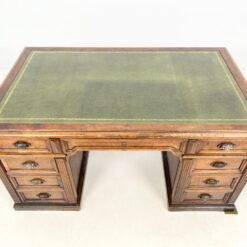 Angliško stiliaus raudonmedžio rašomasis stalas odiniu stalviršiumi 94,5×154,5×77 cm