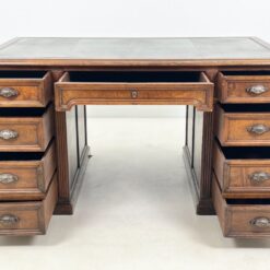 Angliško stiliaus raudonmedžio rašomasis stalas odiniu stalviršiumi 94,5×154,5×77 cm