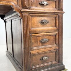 Angliško stiliaus raudonmedžio rašomasis stalas odiniu stalviršiumi 94,5×154,5×77 cm