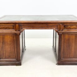 Angliško stiliaus raudonmedžio rašomasis stalas odiniu stalviršiumi 94,5×154,5×77 cm