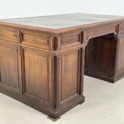 Angliško stiliaus raudonmedžio rašomasis stalas odiniu stalviršiumi 94,5×154,5×77 cm