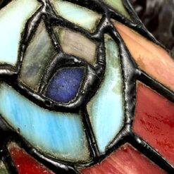 Tiffany stiliaus stalinis šviestuvas “Dama su povu” 25x24x65 cm