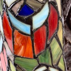 Tiffany stiliaus stalinis šviestuvas “Dama su povu” 25x24x65 cm