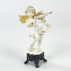 Plastikinė smuiku grojančio angelo statulėlė 6x7x14 cm