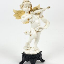 Plastikinė smuiku grojančio angelo statulėlė 6x7x14 cm