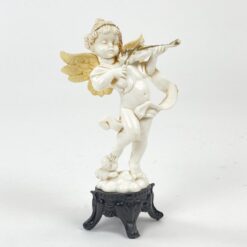 Plastikinė smuiku grojančio angelo statulėlė 6x7x14 cm