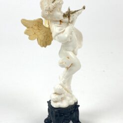 Plastikinė smuiku grojančio angelo statulėlė 6x7x14 cm