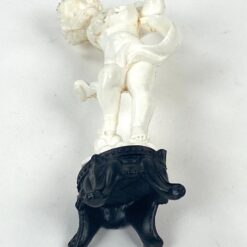 Plastikinė liutnia grojančio angelo statulėlė 5x7x15 cm