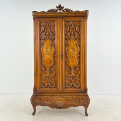 Prabangi barokinio stiliaus raižyta riešutmedžio rūbų spinta 63x122x212 cm