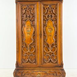 Prabangi barokinio stiliaus raižyta riešutmedžio rūbų spinta 63x122x212 cm