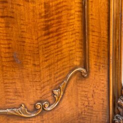 Prabangi barokinio stiliaus raižyta riešutmedžio rūbų spinta 63x122x212 cm