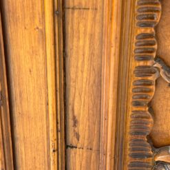 Prabangi barokinio stiliaus raižyta riešutmedžio rūbų spinta 63x122x212 cm