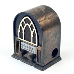Vintažinis PlayMe drožtukas – senovinio radijo imtuvo imitacija 3×4,5×5 cm
